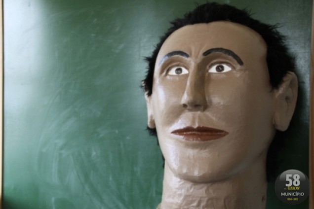 Artesão Dagoberto Coelho homenageia atleta.