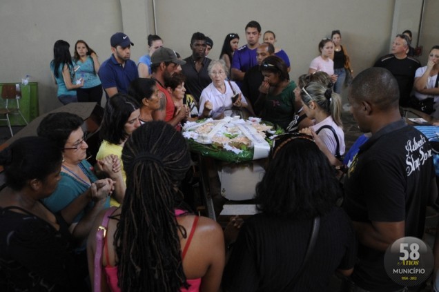 Parentes e amigos se despedem das vítimas do incêndio da boate Kiss em velório coletivo, no Centro Desportivo Municipal.
