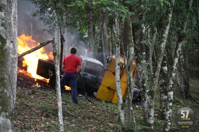 Carro desceu a ladeira pegando fogo