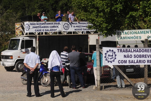 Na paralisação das 13h, os sindicalistas cobraram o pagamento dos salários atrasados em um carro de som