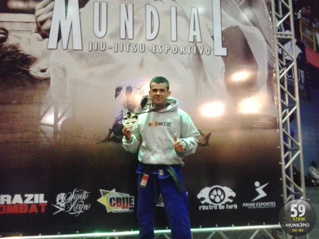 O professor Valter Gomes conquistou a medalha de ouro na categoria Faixa Preta Sênior Pena