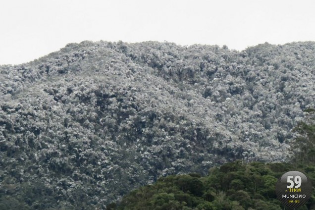 Moradores contam que a neve no Chapadão começou a cair perto das 23h30 desta segunda-feira, 22 de julho