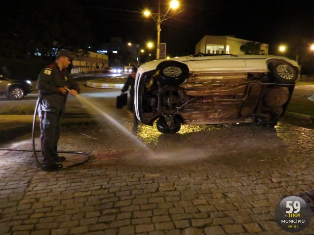 Veículo foi atingido frontalmente e precisou ser guinchado