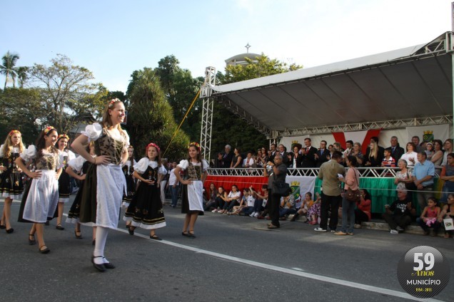 Desfile acontece na avenida Cônsul Carlos Renaux, no Centro de Brusque