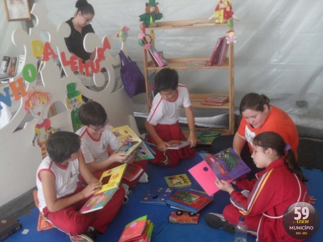 Contação de histórias durante a edição de 2012 da Feira do Livro de Brusque