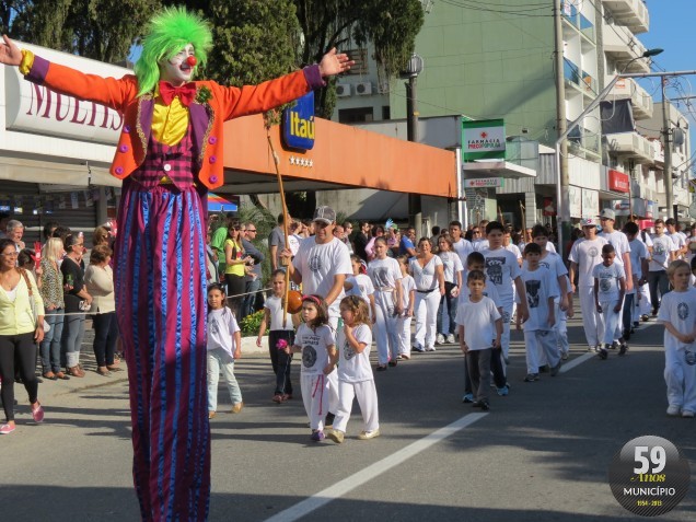 Escolas e entidades de Brusque participaram da comemoração