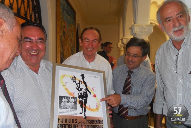 Raimundo Colombo recebeu placa comemorativa dos Jogos Abertos, que teve início em Brusque, em 1960