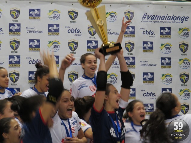 A goleira e capitã Marielle foi a responsável por erguer a taça