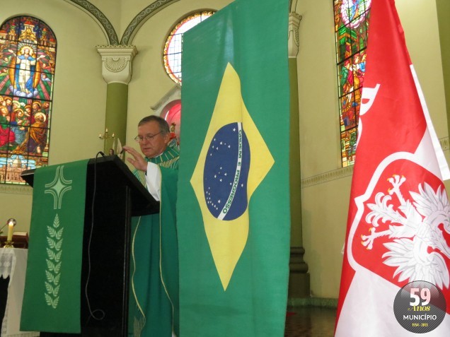 Padre Wladyslaw Milak, de Cracróvia, celebrou a missa