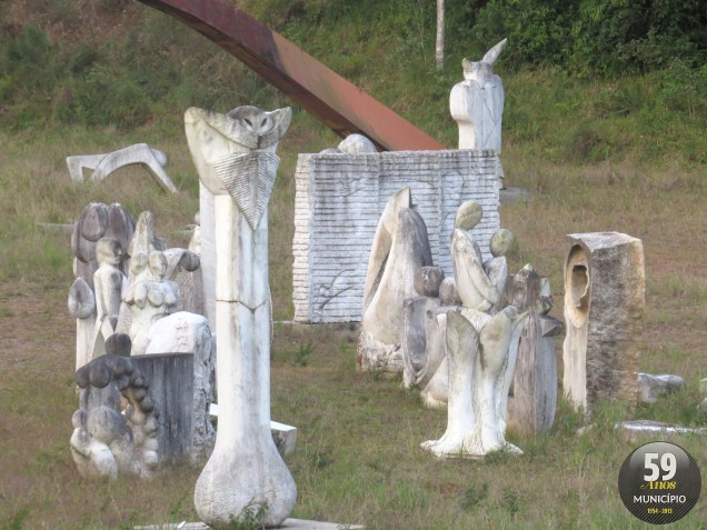 Esculturas começaram a se deteriorar pela ação da umidade, em terreno tomado pelo mato