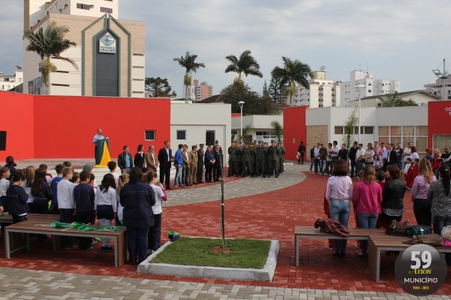 Ato reuniu estudantes e a comunidade na Praça da Cidadania na manhã desta segunda-feira, 2 de setembro