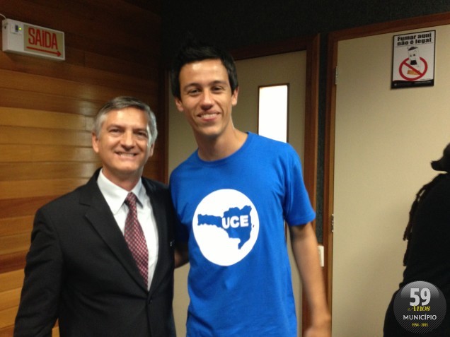 Yuri Becker dos Santos ao lado do reitor da Unifebe, Günther Lother Pertschy