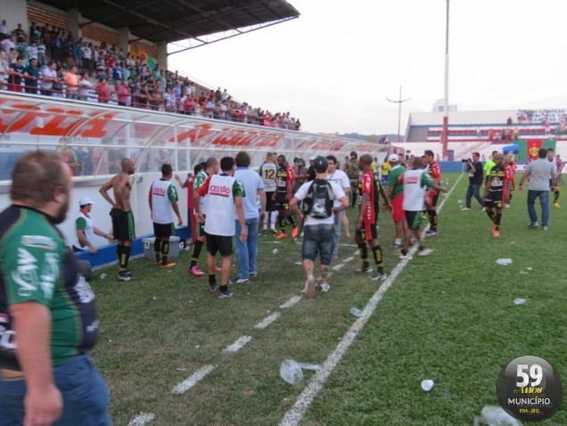 Torcida invade campo e termina com a partida no Augusto Bauer