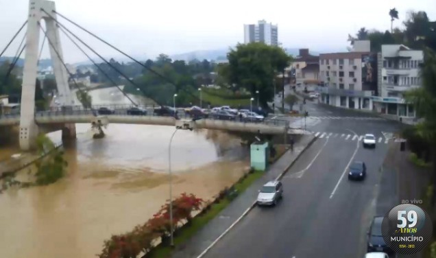 Rio Itajaí-Mirim, no Centro de Brusque, por volta das 8h30 de sábado, 21