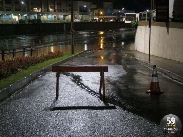 Cavaletes proíbem a passagem de veículos pela avenida Beira Rio