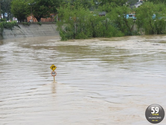Água do Itajaí-Mirim tomou a avenida Beira Rio na tarde deste domingo