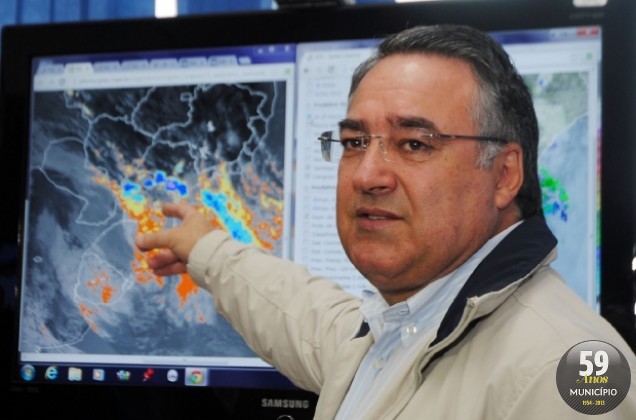 No início da tarde deste domingo, 22, o governador Raimundo Colombo recebeu a imprensa em uma entrevista coletiva para fazer uma avaliação até o momento