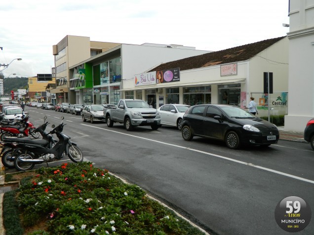 Rua Adriano Schaeffer foi utilizada como mão dupla na manhã desta segunda-feira, 23 de setembro