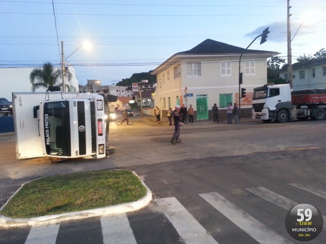 Carreta ultrapassou sinal vermelho e colidiu com caminhão baú, que tombou
