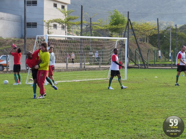 Fabão e Luís André comemoram gol do goleiro no rachão que antecede o jogo decisivo