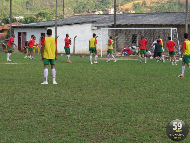 A participação do roupeiro Rodrigo Ferreira, de preto, foi o destaque da atividade descontraída realizada ontem no campo do Lageado, em Guabiruba