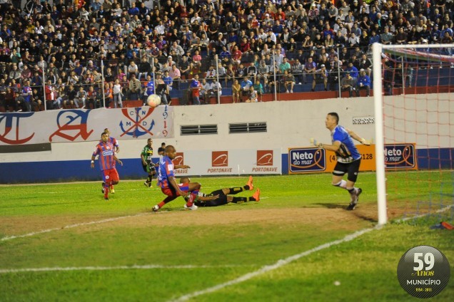 Eydison tentou de tudo, mas não conseguiu garantir o triunfo do Bruscão