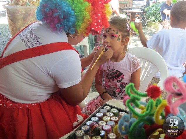 Os palhaços alegraram o sábado das crianças