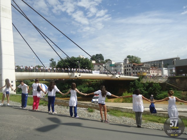 O abraço foi realizado entre as pontes Irineu Bornhausen (Estaiada) e Arthur Schlösser