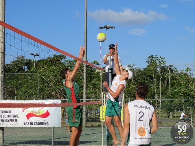 Nuno e Tiago (de branco) derrotou por 2 sets a 0 a dupla de Jaraguá do Sul