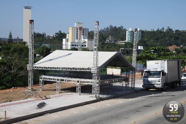 O palco que receberá as autoridades e lideranças comunitárias, assim como as estruturas para os canhões de luz 