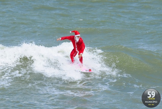 Surfista chamou a atenção de quem estava na praia da Atalaia, em Itajaí