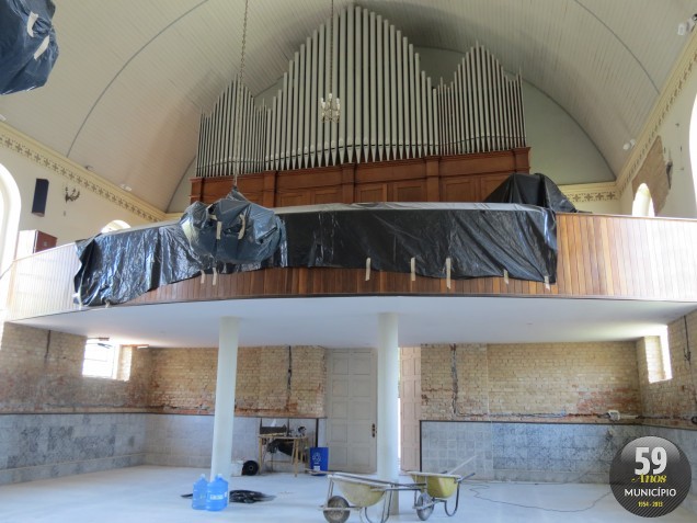 O instrumento ocupa boa parte do piso superior da igreja