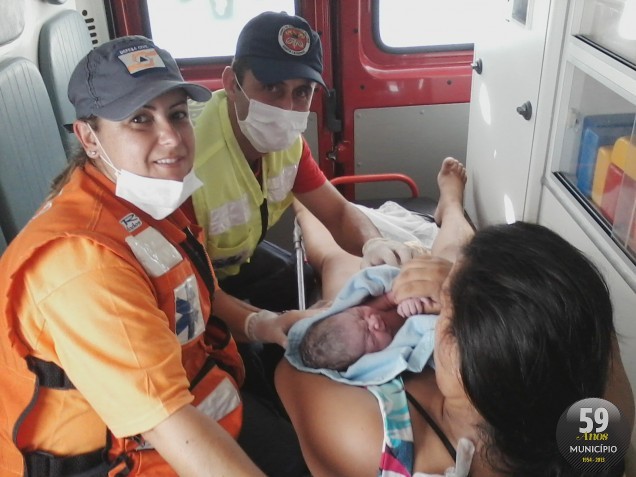 Bombeiros se emocionam ao realizar parto dentro da ambulância, em Guabiruba