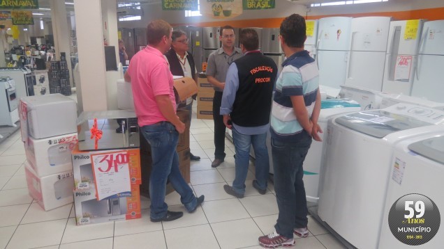 Fiscais do Procon conversam com gerente de loja sobre a proibição da venda dos produtos 