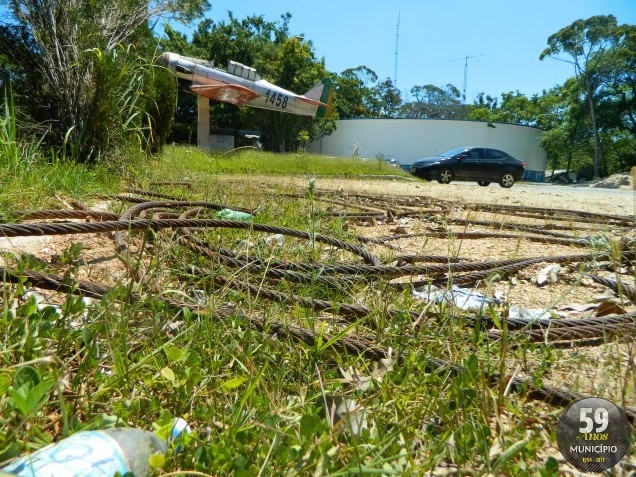 Cabos de aço retirados do teleférico estão jogadas na entrada do parque