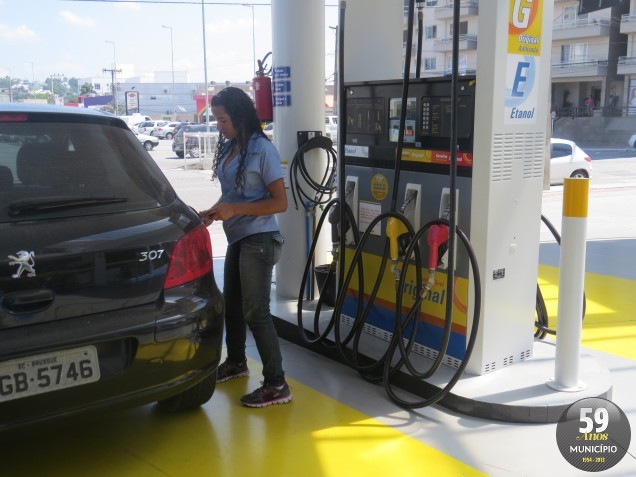 Segundo a nova lei, carros só poderão abastecer o tanque até o travamento automático da bomba, e não até sua capacidade máxima