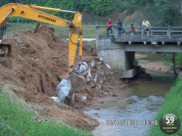 Proteção com pedras nas margens do ribeirão no bairro Limeira, realizada no ano passado