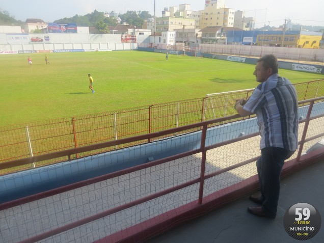O diretor do Brusque, Maurino Cazagrande, o Casão, acompanhou a vistoria no estádio junto a PM nesta terça-feira (4)