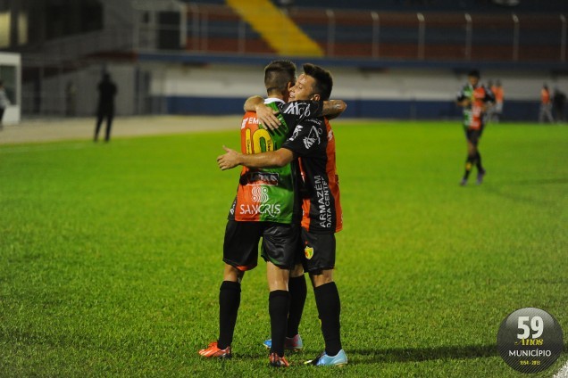 Aldair comemora ao lado de Iko o terceiro gol do Bruscão