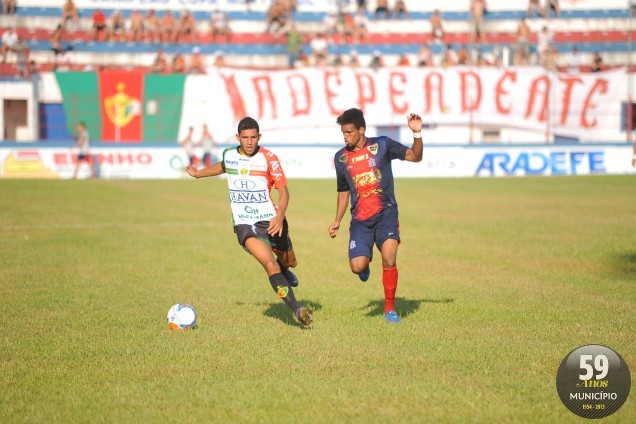 Lateral-direito João Neto não fez uma boa partida e foi o principal alvo da ira da torcida. Jogador acabou substituido por Iury na segunda etapa