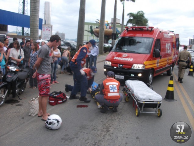 O Corpo de Bombeiros atendeu a vítima e encaminhou ao Hospital Azambuja, onde ela permanece na UTI