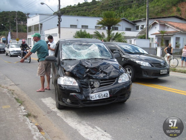 Acidente na avenida Primeiro de Maio deixa casal ferido