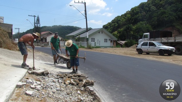 Trabalhadores da Secretaria de Obras trabalham diretamente expostos ao sol