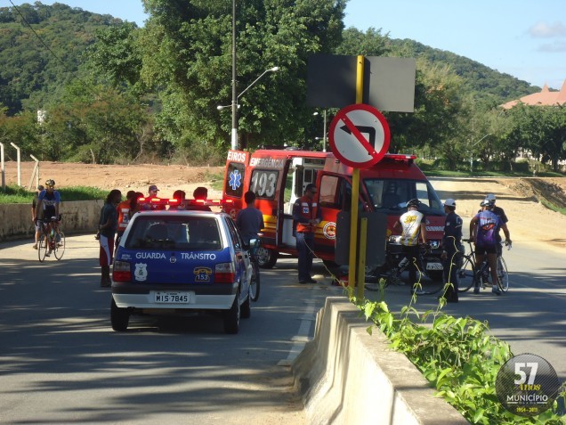 A Guarda Municipal de Trânsitou de apoio ao tráfego de veículos no local