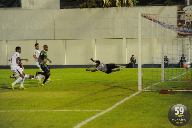 Ricardo Lobo marcou o primeiro do jogo loco no primeiro minuto de partida