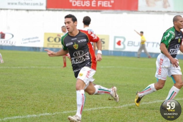 Leandrinho teve passagem de destaque em 2011 quando jogou ao lado de Aloísio Chulapa