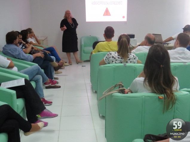 Palestra foi coordenada pela coordenadora da Vigilância Sanitária de Brusque, Luci Hilbert