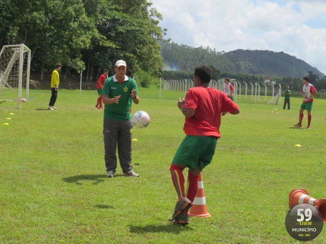 George de Castilhos durante trabalho de recondicionamento físico com o volante Eliélton