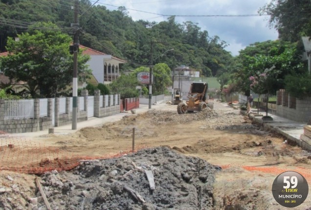 Trecho da via recebe ações de raspagem de material e preparação da base