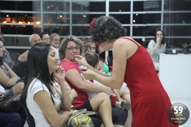 O espetáculo “Palhaça Vermelha no Dia do Pé Esquerdo” prestou homenagem às mulheres